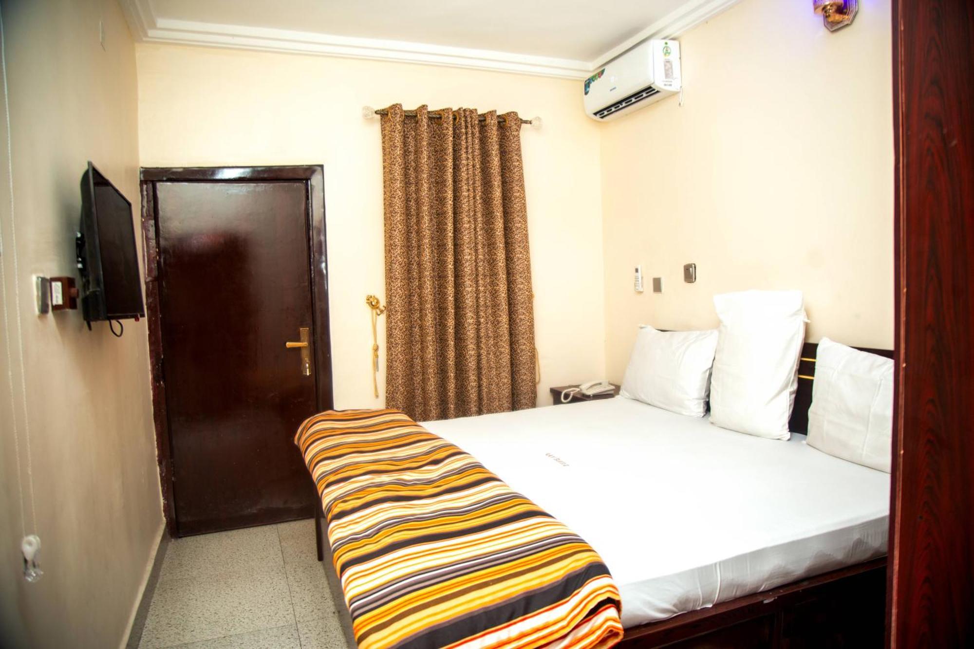 Kay Luxury Suites Uyo Extérieur photo